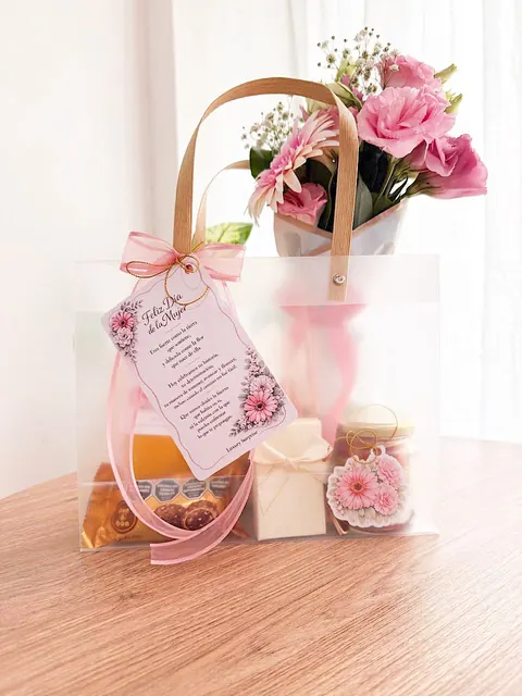 Cartera de regalo con flores rosadas y tarjeta personalizada